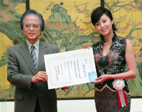 京都国立博物館の佐々木丞平館長（左）から広報特使の認定証を受ける藤原紀香