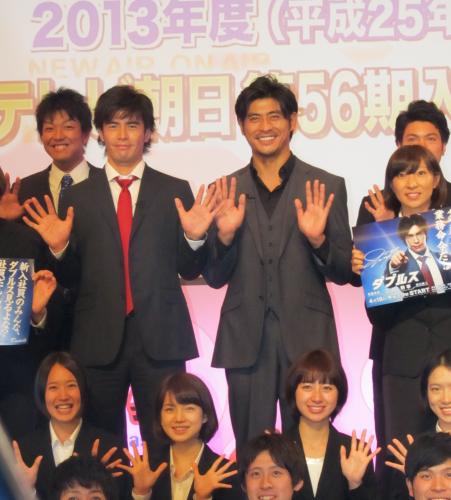 テレビ朝日の入社式に登場した伊藤英明（左）と坂口憲二