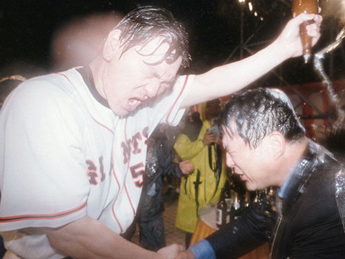 ２０００年９月２４日、優勝祝賀会で巨人・松井秀喜（左）にビールをかけられる徳光氏