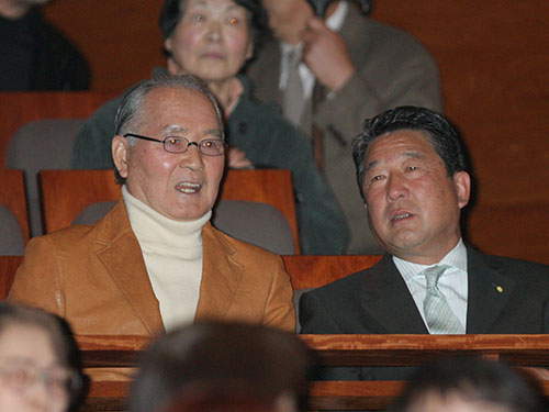 ２００８年、映画試写会で長嶋茂雄氏（左）と並んで客席に座る徳光和夫氏