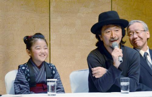 映画「おしん」の製作発表会見に出席したおしん役の浜田ここね（左）と冨樫森監督（中央）
