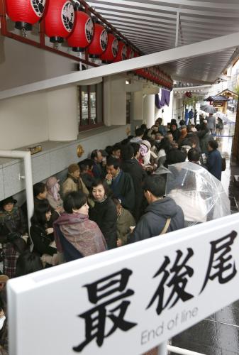 「こけら落とし公演」の当日券を求め、歌舞伎座の窓口に並ぶ人の列