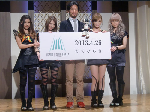 （左から）「ＳＣＡＮＤＡＬ」のＴＯＭＯＭＩ、ＨＡＲＵＮＡ、ＲＩＮＡ、ＭＡＭＩ。中央はヒューマノイドロボット「ロビ」を手にする開発者の高橋智隆氏