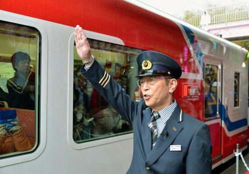 三陸鉄道南リアス線の一部再開で、吉浜駅の非常勤駅長として、出発の合図を出す志村けん（提供写真）