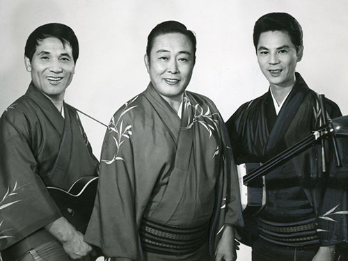 「宮川左近ショー」で活躍していた松島一夫（左端）　隣は故宮川左近さん（中央）と暁照夫