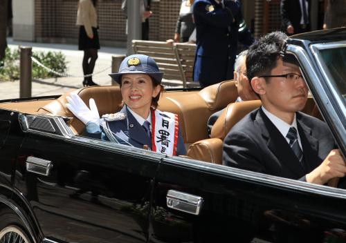 丸の内署の一日警察署長、沢口靖子はオープンカーでパレード