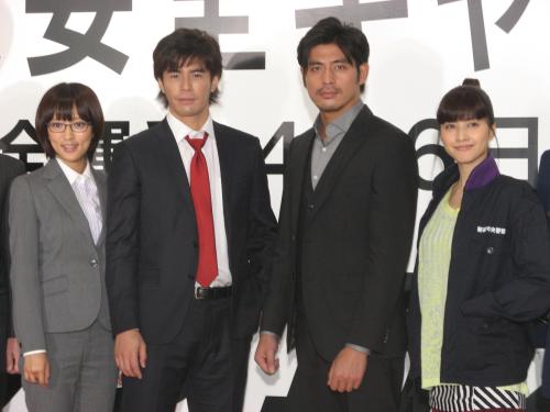 テレビ朝日の連続ドラマ「ダブルス　二人の刑事」のイベントに出席した（左から）夏菜、伊藤英明、坂口憲二、内田有紀
