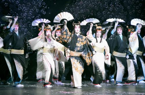 台湾での初公演を前に、リハーサルをする宝塚歌劇団メンバー