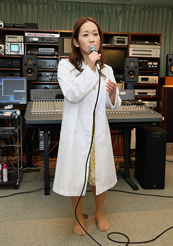 日本音響研究所で新曲「そして…湯の宿」を披露する永井裕子