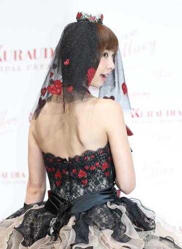 自身がプロデュースしたドレス姿で登場した篠田麻里子