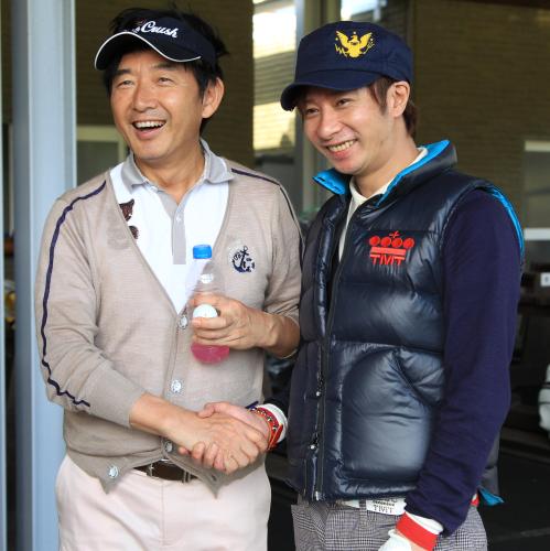 ＫＲＨゴルフ異種格闘杯に参加、親子でのラウンドを終え笑顔で握手する石田純一（左）といしだ壱成