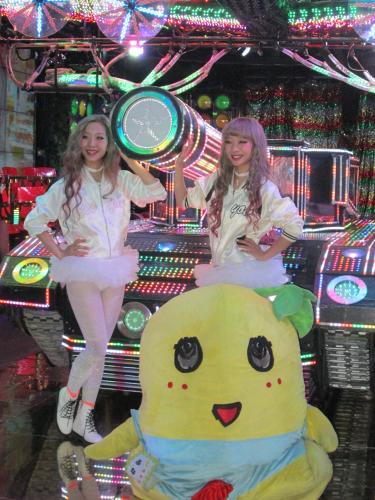 東京・歌舞伎町の「ロボットレストラン」で新曲発売イベントを開いた双子ユニット「ＡＭＩＡＹＡ」。下は千葉県船橋市の非公認ゆるキャラ「ふなっしー」