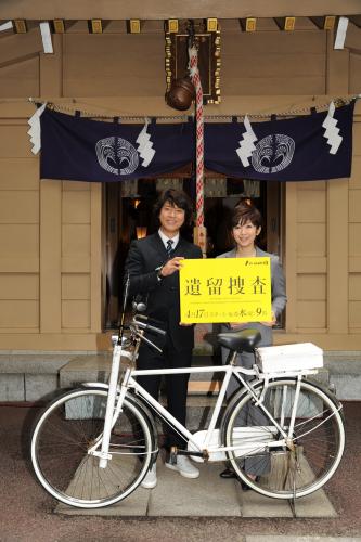 テレビ朝日ドラマ「「遺留捜査」のヒット祈願イベントに出席した（左から）上川隆也、斉藤由貴