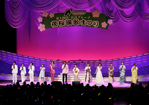 長良グループ夜桜演歌まつりでオープニングで「花」を歌う出演歌手