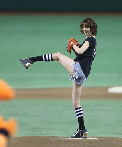 【画像・写真】米倉涼子　４度目で初めてノーバウンド始球式「180点　次はストライク」
