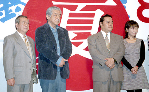 １９９５年１１月、映画「釣りバカ日誌８」製作発表に出席した（左から）谷啓さん、三国連太郎さん、西田敏行、浅田美代子