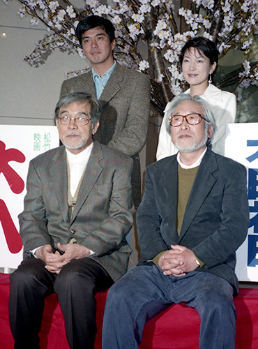 １９９６年４月、映画「美味しんぼ」初日舞台あいさつで同席した三国連太郎さん（前列左）と佐藤浩市（後列左）。前列右は森崎東監督、後列右は羽田美智子