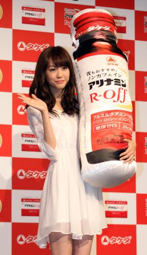 新製品の抱き枕を手に笑顔で手を振るＣＭキャラクターの桐谷美玲