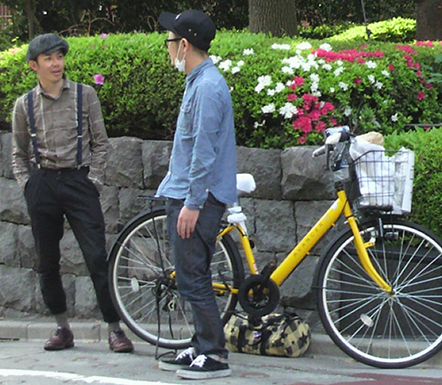 かごに「Ｅ・Ｔ」のぬいぐるみを入れた自転車とキンコン西野（左）