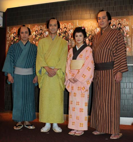 舞台「しゃばけ」公開舞台稽古に参加した（左から）高橋光臣、沢村一樹、臼田あさ美、宇梶剛士