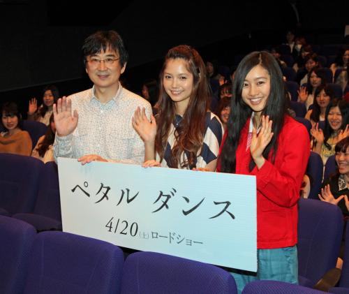 試写会に招待された女子大生をバックにポーズをとる（左から）石川寛監督、宮☆あおい、忽那汐里
