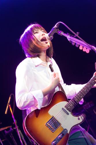 【画像・写真】“現役ＪＫ”新山詩織　初シングル「ゆれるユレル」披露