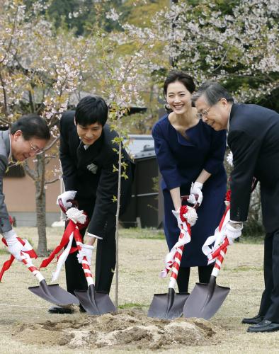 【画像・写真】綾瀬はるか　願いこめて「はるか」植樹「末永く育って」