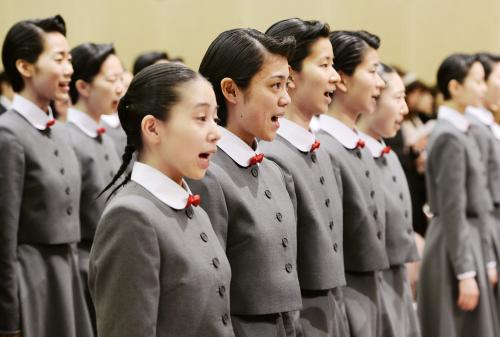 宝塚音楽学校の入学式で校歌を斉唱する新入生