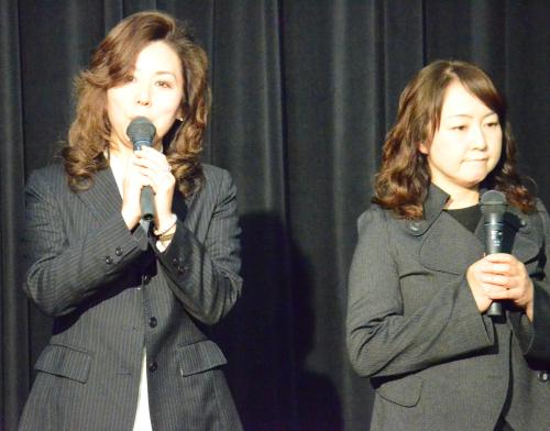 田中好子さんを思い出して涙ぐむ元「プリンセス　プリンセス」の渡辺敦子（左）と富田京子