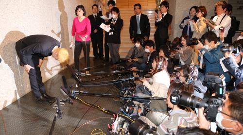 舞台公演すっぽかし、報道陣を前に深々と頭を下げる田島優成