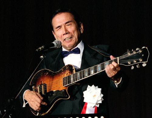 ２０００年12月、歌手生活60周年を祝う会のステージで熱唱する田端義夫さん