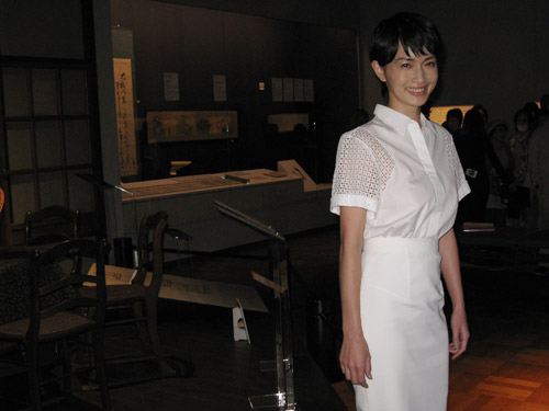 東京・江戸東京博物館で開催中のＮＨＫ大河ドラマ特別展「八重の桜」を訪れた長谷川京子
