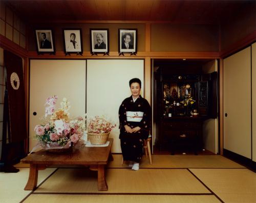 ８７年１０月、自宅仏間で篠山紀信氏が撮影したひばりさん