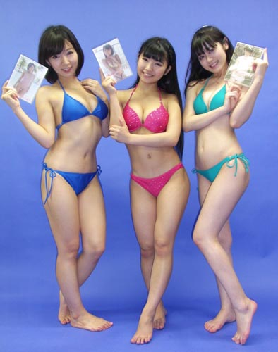 「ミスＦＬＡＳＨ２０１３」の（左から）階戸瑠李、永井里菜、池田裕子