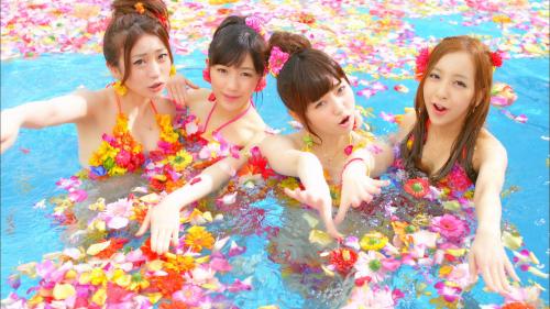 ＡＫＢ４８の新曲「さよならクロール」のミュージックビデオ（左から）大島優子、渡辺麻友、島崎遥香、板野友美