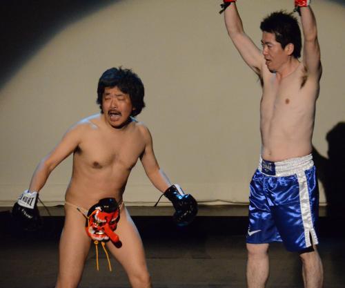 園子温監督（左）は堀江貴文氏にボクシング対決で判定負け。テングのお面で股間を隠しただけの姿で悲しげな表情を見せる