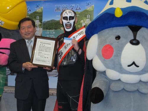 長野県大町市の「信濃大町観光大使」就任式に出席した鉄拳。左からは牛越徹大町市長
