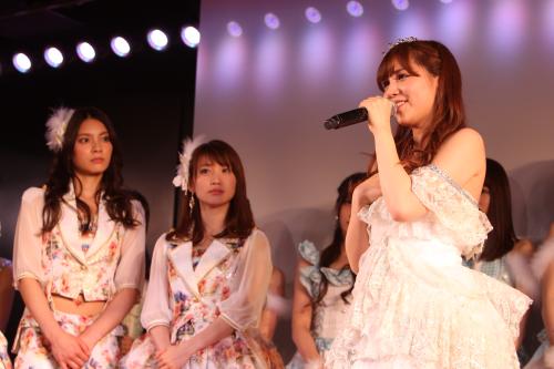 卒業あいさつするＡＫＢ４８の河西智美（右）、左は秋元才加、大島優子