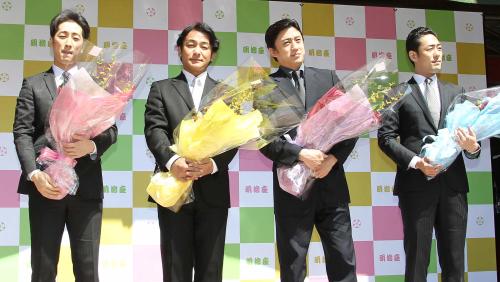 舞台初日あいさつで贈呈された花束を手にする（左から）中村七之助、片岡愛之助、市川染五郎、中村勘九郎
