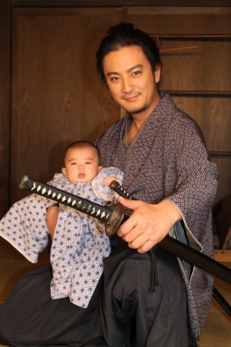 【画像・写真】上地雄輔が“子連れ侍”に　松坂の剛速球受けて鍛えた腰の据わり
