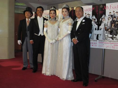 ミュージカル「マイ・フェア・レディ」の会見に出席した（左から）松尾貴史、寺脇康文、霧矢大夢、真飛聖、田山涼成
