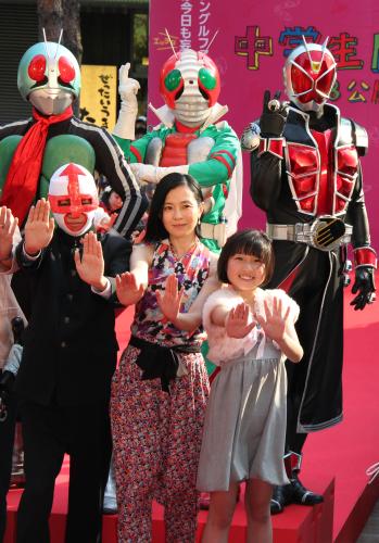 映画「中学生円山」プレミアムイベントに出席した（前列左から）平岡拓真、坂井真紀、鍋本凪々美