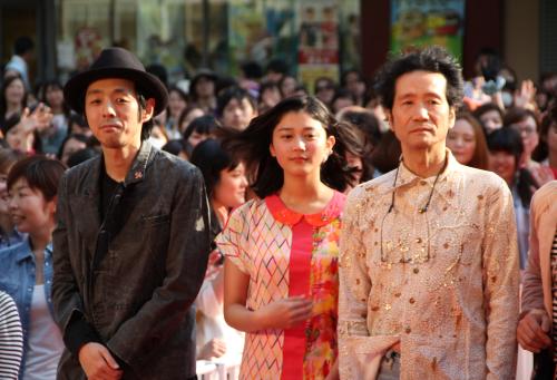映画「中学生円山」プレミアムイベントに出席した（左から）宮藤官九郎氏、刈谷友衣子、遠藤賢司