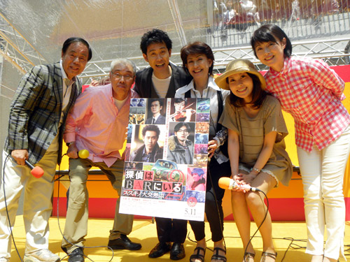 （左から）桑原征平、妹尾和夫、大泉洋、永田まり、小川恵美子、安井牧子
