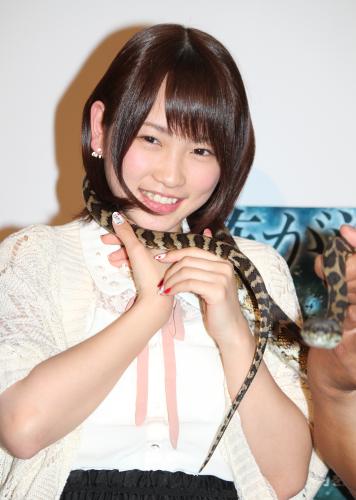 映画「シー・トレマーズ」公開直前イベントで、体長約１メートルのヘビを首に巻かれ、笑顔を作る川栄李奈