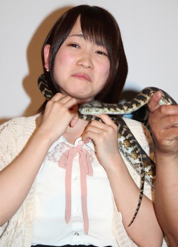 映画「シー・トレマーズ」公開直前イベントで体長約１メートルのヘビを首に巻かれ、険しい表情の川栄李奈