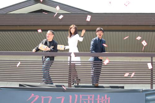 映画「クロユリ団地」ヒット祈願イベントで、お清めの塩が入った大入り袋をまく、（左から）中田監督、前田敦子、成宮寛貴