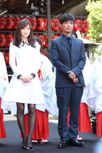 映画「クロユリ団地」のヒット祈願を行った前田敦子（左）と成宮寛貴