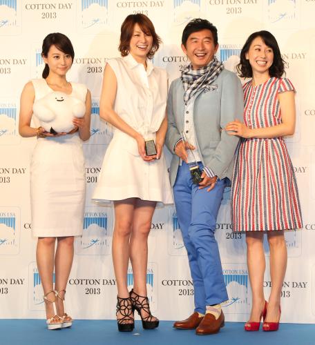 「コットンＵＳＡアワード」授賞式に出席した（左から）キャラクターを手にする堀北真希、米倉涼子、石田純一、東尾理子