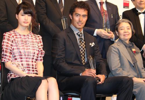「第４回日本シアタースタッフ映画祭ｉｎ成城」授賞式に出席した（左から）橋本愛、阿部寛、樹木希林